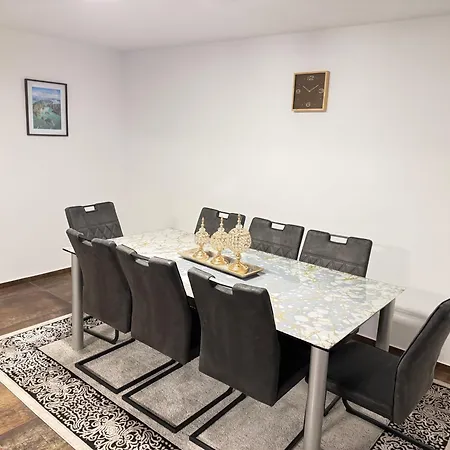 Deluxe Haus *